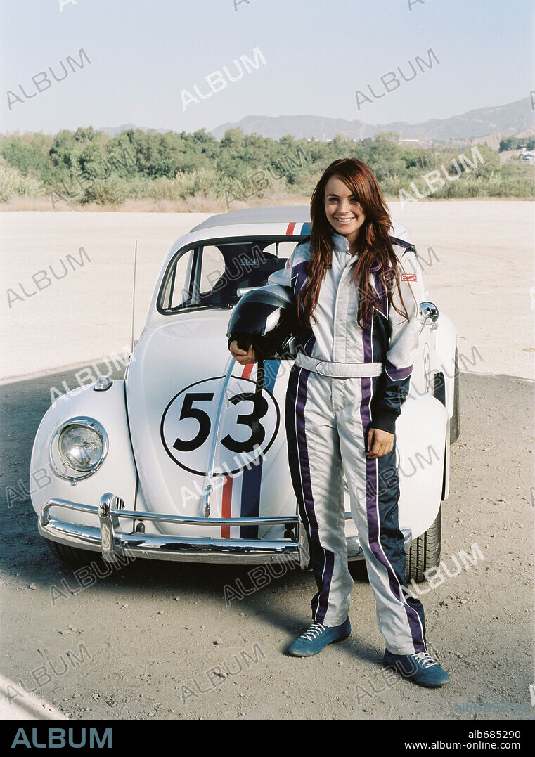 LINDSAY LOHAN en HERBIE: A TOPE, 2005 (HERBIE: FULLY LOADED), dirigida por ANGELA ROBINSON. Copyright WALT DISNEY PICTURES / CARTWRIGHT, R.