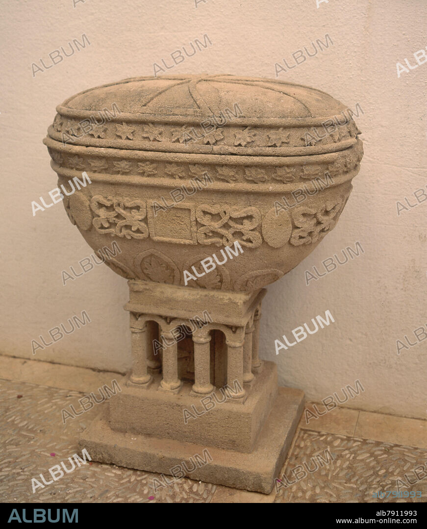 PILA BAUTISMAL CON DECORACION VEGETAL.