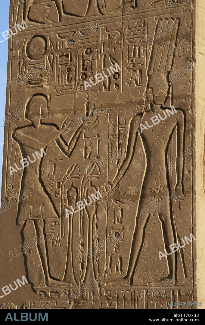 ARTE EGIPCIO. EGIPTO. TEMPLO MORTUORIO DE RAMSES II o RAMESEUM (RAMESSEUM). 19 Dinastía. Imperio Nuevo. Siglo XIII a. C. Necrópolis de Tebas). Valle de los Reyes. Ribera occidental del Río Nilo. Relieve con la representación de del FARAON realizando ofrendas al dios ONURIS-SHU (con tocado de cuatro plumas). Egipto.