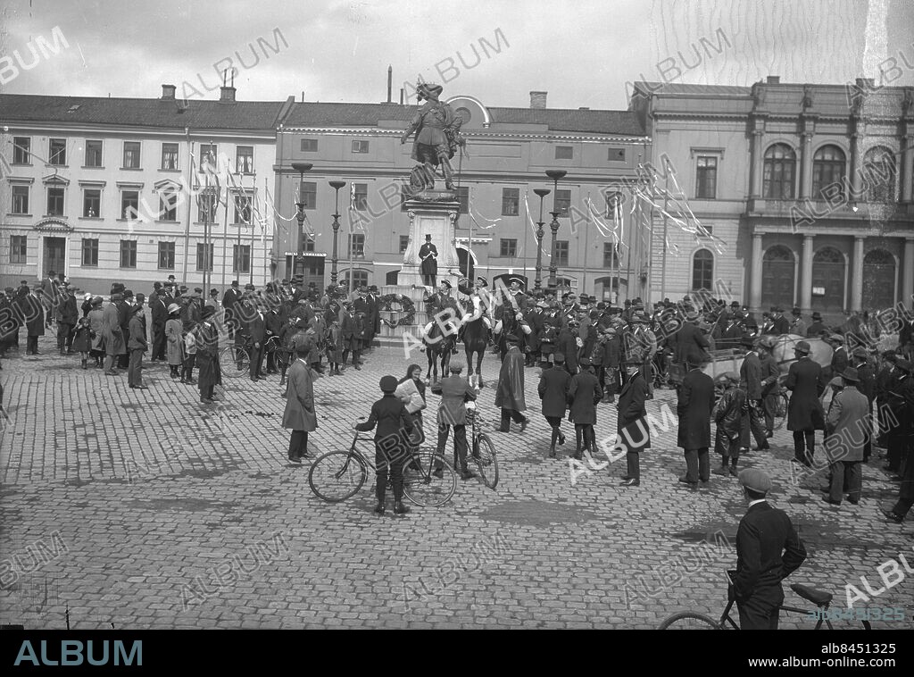 Göteborg - 1923-05-14 - Reklamveckan inblåses av härolder och tal hålles - Gustaf Adolfs torg *** Local Caption *** GT - Låda Krep 2011-08. KAMERAREPORTAGE.