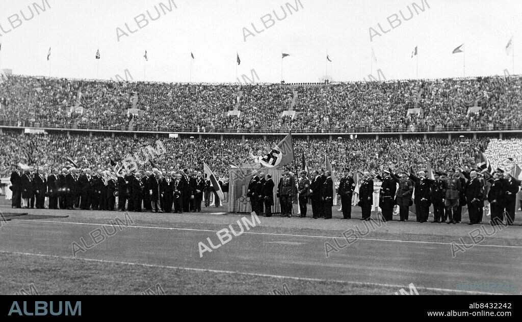 TYSKLAND BERLIN 1936-08-01. Utan bildtext. Not. Ismayr schwört den Olympischen Eid. Foto: Bilderdienst Bittner / AB Text & Bilder / SVT / Kod: 5600 Mapp: Sommarolympiaden i Berlin 1936 Diverse I 263 S Rudolf Ismayr, tysk tyngdlyftare, svär den olympiska eden vid invigningen av de olympiska sommarspelen i Berlin 1936. Hakkors persons: RUDOLF ISMAYR sites: BERLIN;TYSKLAND.