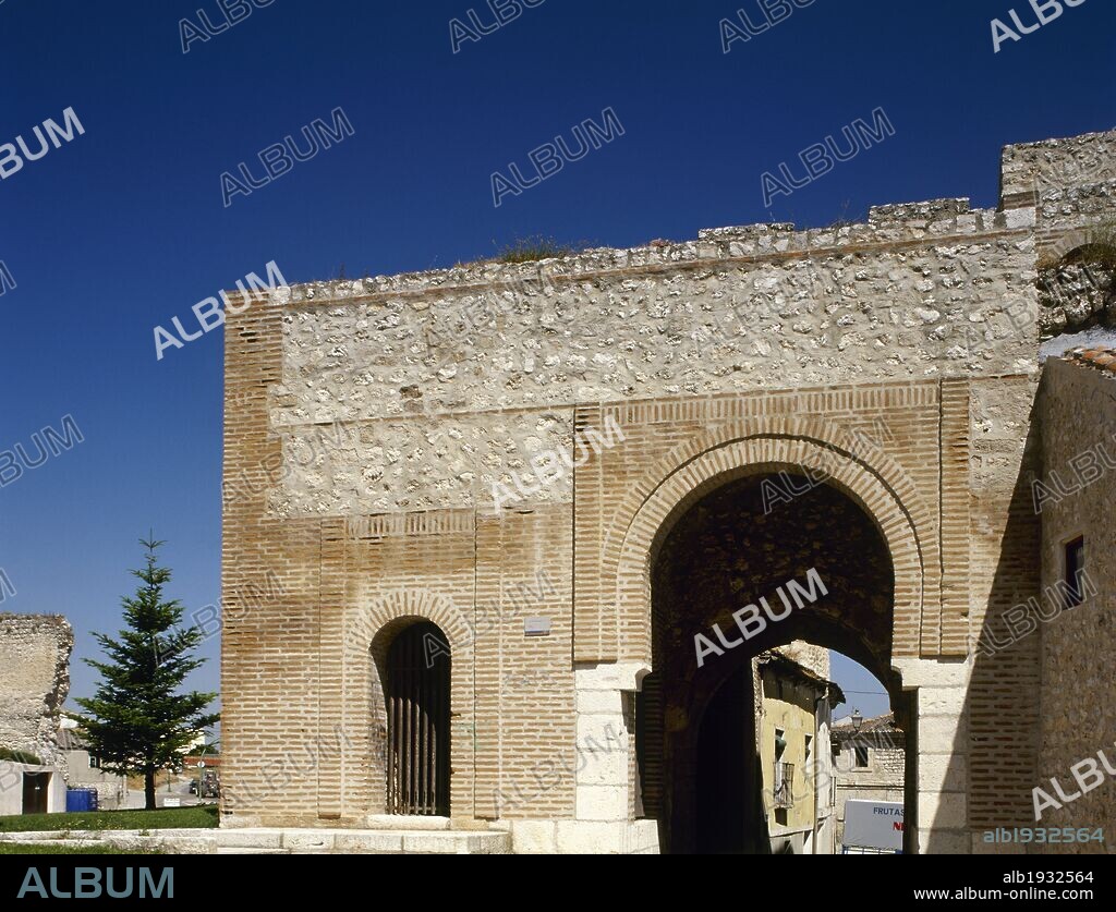 CASTILLA-LEON. CUELLAR. Vista del ARCO DE SAN BASILIO, antigua puerta de la muralla (siglo XIV) de la población. Provincia de Segovia. España.