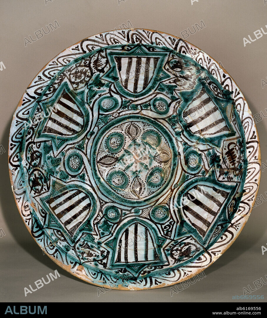 PLATO DE LOZA TUROLENSE EN VERDE Y MANGANESO CON ESCUDOS ARAGONESES Y ATAURIQUES - SIGLO XIV.