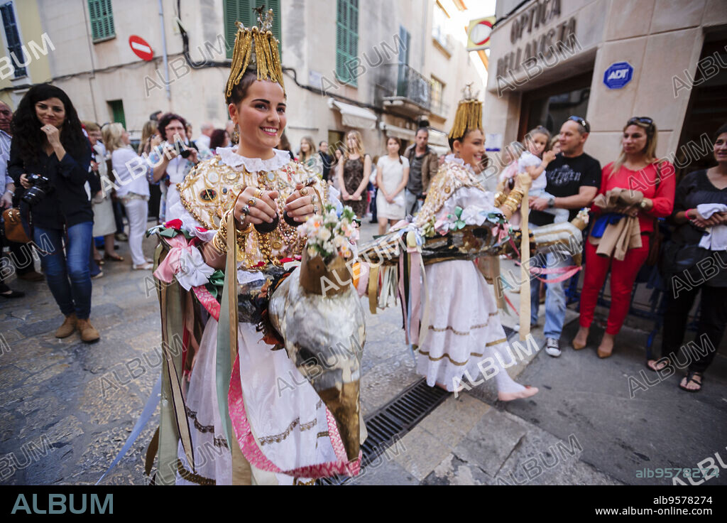 baile de las Aguilas y de Sant Joan Pelos, baile medieval originario de cataluña y el pais valenciano, procesion del Corpus, Pollença. Mallorca. Islas Baleares. Spain.