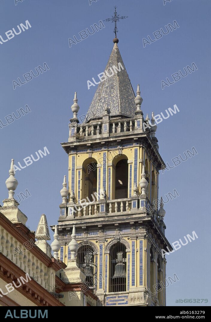 EXT- VISTA DE LA TORRE CAMPANARIO-FUNDADA 1276 POR ALFONSO X- ESTILO GOTICO-MUDEJAR-.