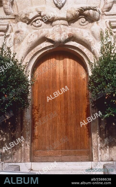Rome - Roma (Italy), Palazzo Zuccari. (built by Federico Zuccari; seat of the Biblioteca Hertziana). Partial view: portal, Via Gregoriana No. 30. Photo, undat.