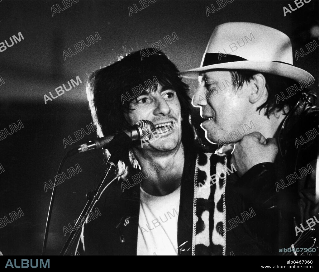 Göteborg 1988-04-27. Stones-gitarristen Ron Wood och Totta Näslund på Kåren *** Local Caption *** GP Foto: Roger Granat. KAMERAREPORTAGE.
