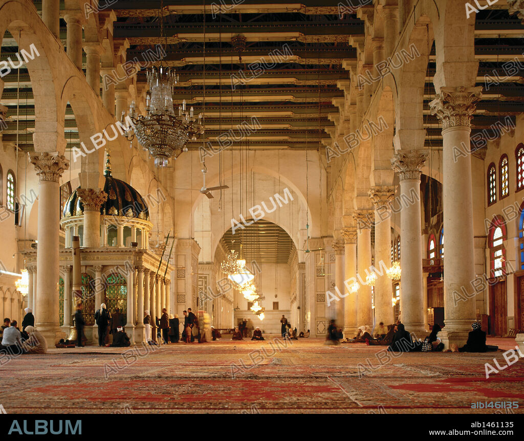 ARTE ISLAMICO. SIRIA. MEZQUITA DE DAMASCO. Construída a principios del S. VIII. Sala de Plegarias o "Haram". A la izquierda el Mausoleo de Mármol, que señala el lugar donde recibió sepultura la cabeza de San Juan Bautista, el cual es venerado por los musulmanes como profeta.