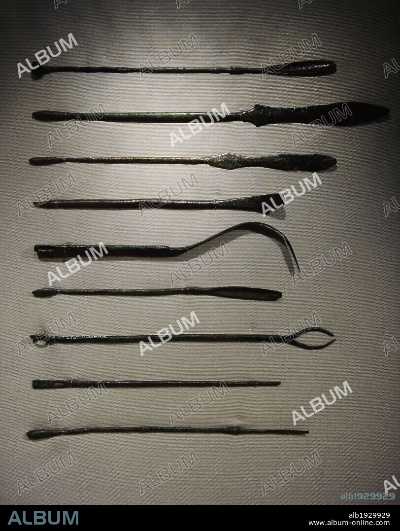 HISTORIA MEDICINA. IMPERIO ROMANO. Instrumentos de un médico romano. Amiens S. I-II d. C. Bronce. La medicina se encontraba en un alto nivel durante la época romana. Los médicos eran especialistas. Se trasladó a las provincias del norte del Imperio Romano. Museo Histórico Alemán (Deutsches Historisches Museum). Berlín. Alemania. Europa. Pieza cedida de los Museos Estatales de Berlín.