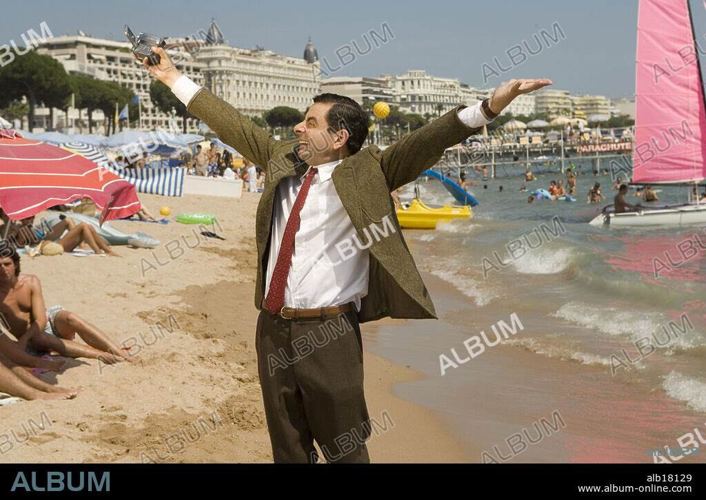 ROWAN ATKINSON en LAS VACACIONES DE MR. BEAN, 2007 (MR. BEAN'S HOLIDAY), dirigida por STEVE BENDELACK. Copyright STUDIO CANAL/UNIVERSAL FOCUS/WORKING TITLE FILMS / KEYTE, GILES.
