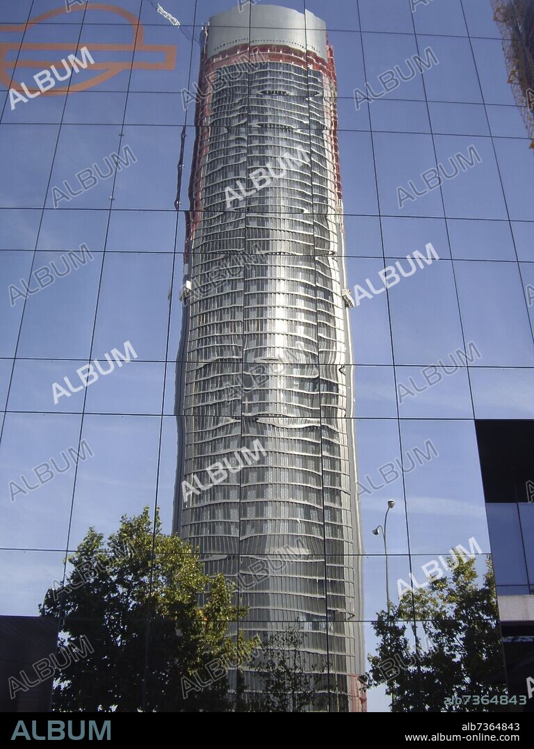 CARLOS RUBIO CARVAJAL Y ENRIQUE ALVAREZ-SALA WALTH. CONSTRUCCION DE LA TORRE PwC ANTES SACYR VALLEHERMOSO UNA DE LAS CUATRO TORRES DE LA ANTIGUA CIUDAD DEPORTIVA DEL REAL MADRID - FOTO 2008.