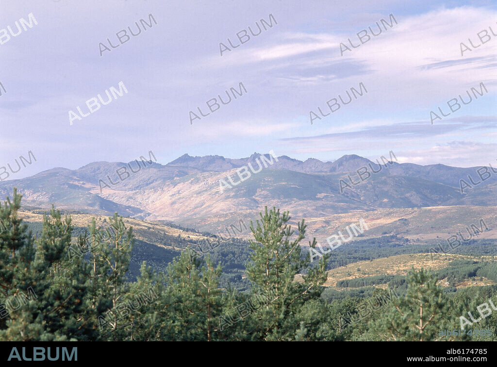 VISTA DE LA SIERRA DE GREDOS DESDE EL PARADOR NACIONAL.