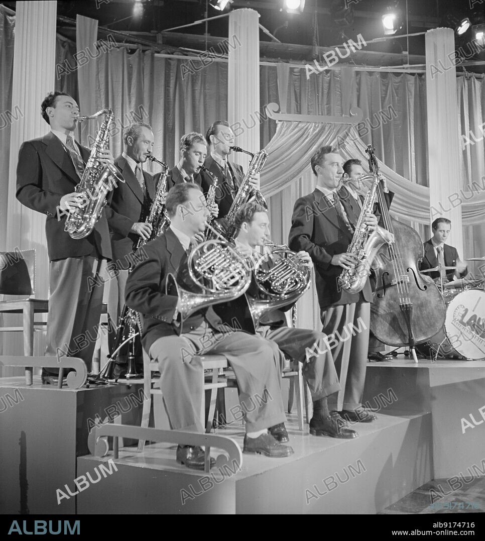 WILLIAM PAUL GOTTLIEB. Portrait of Sandy Siegelstien, Willie Wechsler, Micky Folus, Joe Shulman, Billy Exiner, Mario Rullo, Danny Polo, Lee Konitz, and Bill Bushing, Columbia Pictures studio, the making of Beautiful Doll, New York, N.Y., ca. Sept. 1947.