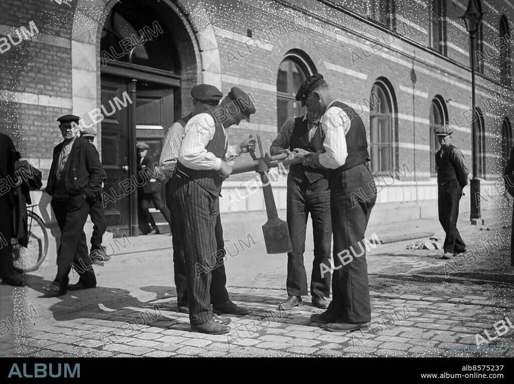 GÖTEBORG 1928-05-02.. Ny slags "jungfru", alltså verktyg som stensättare använder. *** Local Caption *** GT Låda Krep 2013-01 Foto: Kamerareportage / TT / Kod: 2524.