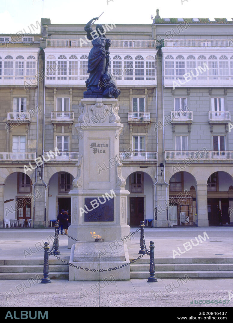 ESCULTURA DE MARIA PITA EN LA PLAZA QUE LLEVA SU NOMBRE - HEROINA GALLEGA DEL SIGLO XVI - FOTO AÑOS 00 SIGLO XXI.