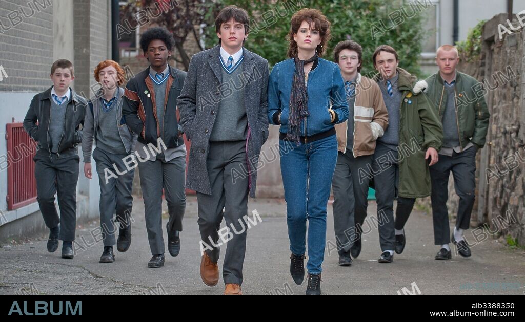 FERDIA WALSH-PEELO, IAN KENNY, LUCY BOYNTON y MARK MCKENNA en SING STREET, 2016, dirigida por JOHN CARNEY. Copyright COSMO FILMS/DISTRESSED FILMS/FILMNATION ENT/FILMWAVE/LIKELY.