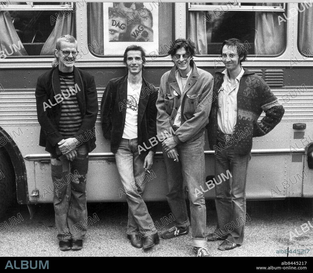 Dag Vag framför turnébuss 1978. fr v Salvatore Dirty, Zilverzurfarn, Stig Vig och Eno Zeno. Dag Vag orkester Porträtt 1978. (c) Ove Jonsson / Sydsvenskan / IBL.