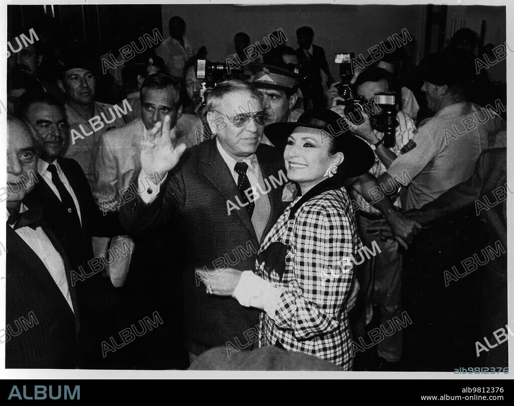 Madrid, 23/09/1986. Frank Sinatra llega al aeropuerto de Barajas y es recibio por Rocío Jurado, para su actuación en el Santiago Bernabeu.
