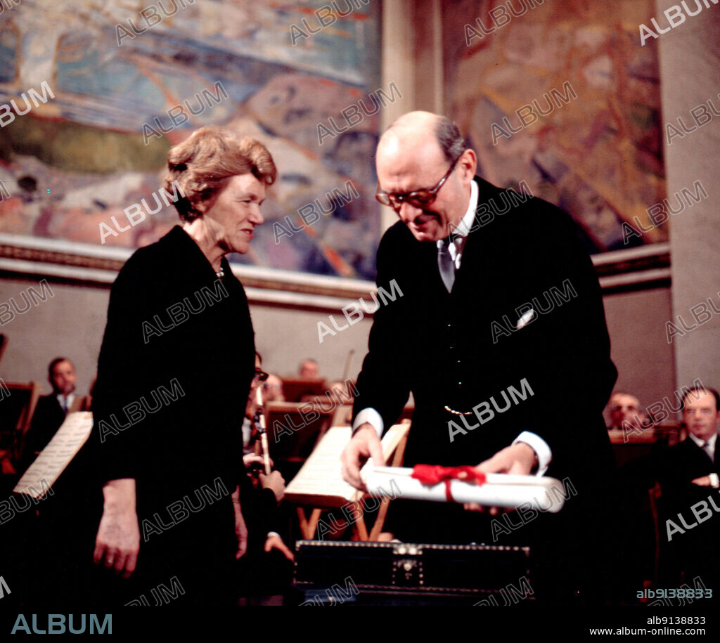 Oslo 1969-12-10 The Peace Prize: Nobel Peace Prize for 1969 to the International Employer Organization ILO. Here from the distribution of the University's Aula, where the chairman of the Nobel Committee Aase Lionæs (TV) presents the award to ILO's representative David A. Morse. Photo NTB / NTB / Henrik Laurvik.