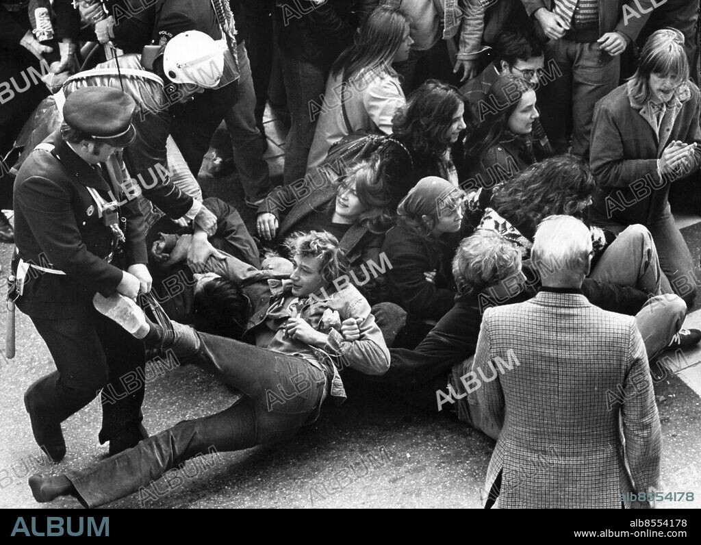 Stockholm 1978-09-18. Mullvadsockupationen, ockupation av fyra bostadshus i kvarteret Mullvaden på Krukmakargatan. Polisingripande i samband med utrymningen.. Foto: Expressen / TT / Kod: 192. ** AFTONBLADET OUT **.