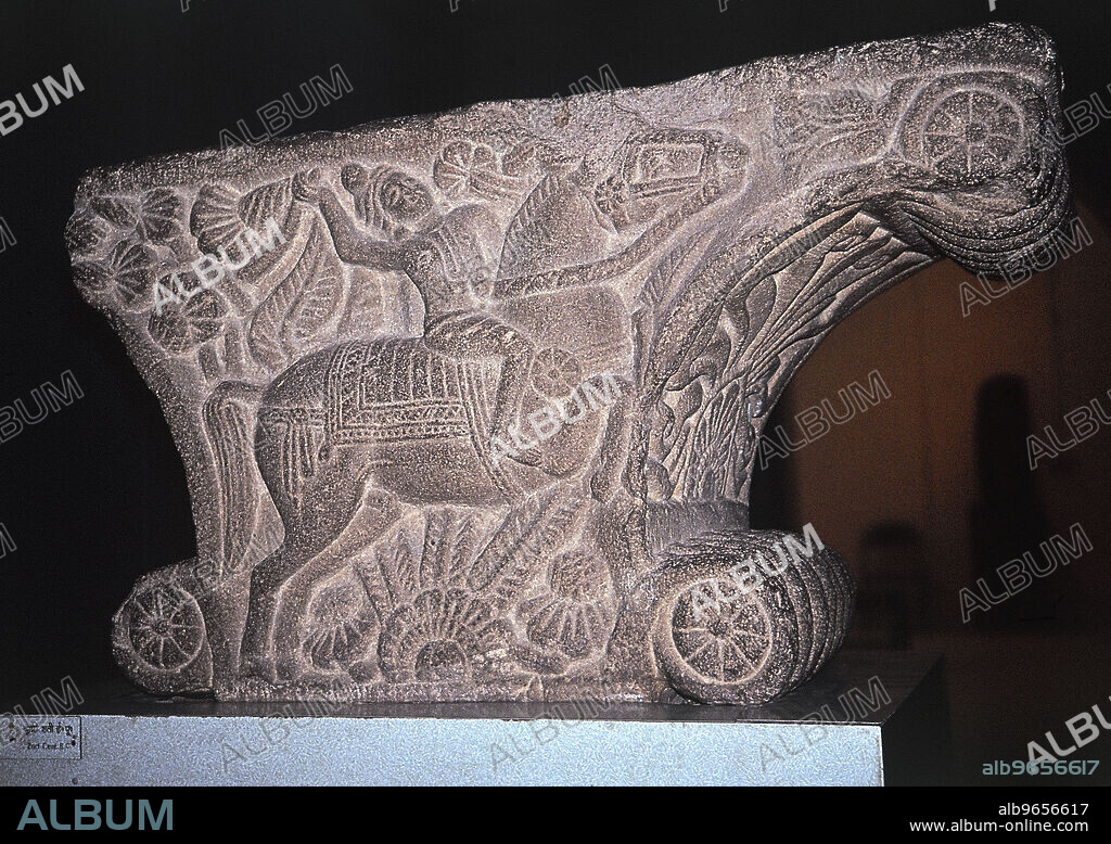 CAPITEL CON RELIEVE DE JINETE-S III AC APROX-.