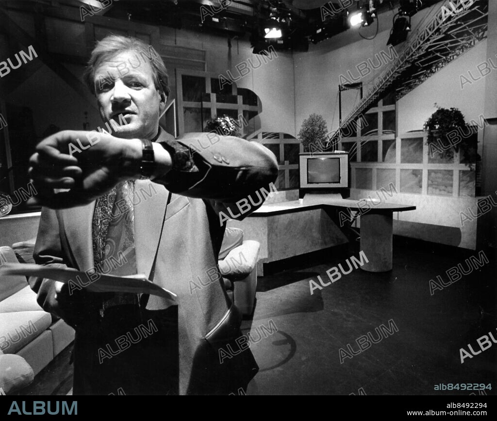 GÖTEBORG 1992-10-06.. Klockan är 07.55 och programledaren Janne Jingryd inväntar starten av Gomorron Sverige - han har en lång dag på jobbet framför sig. *** Local Caption *** GP Foto: Magnus Sundberg / Kamerareportage / TT / Kod: 2524.