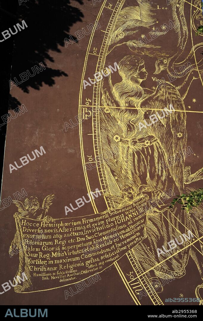 Johannes Hevelius o Jan Heweliusz (1611-1687). Astrónomo de Polonia. LLamado el padre de la topografía lunar. Motivos decorativos de Jan Heweliusz en una fachada adyacente al Monumento eregido en su honor. Gdansk. Polonia. Europa.