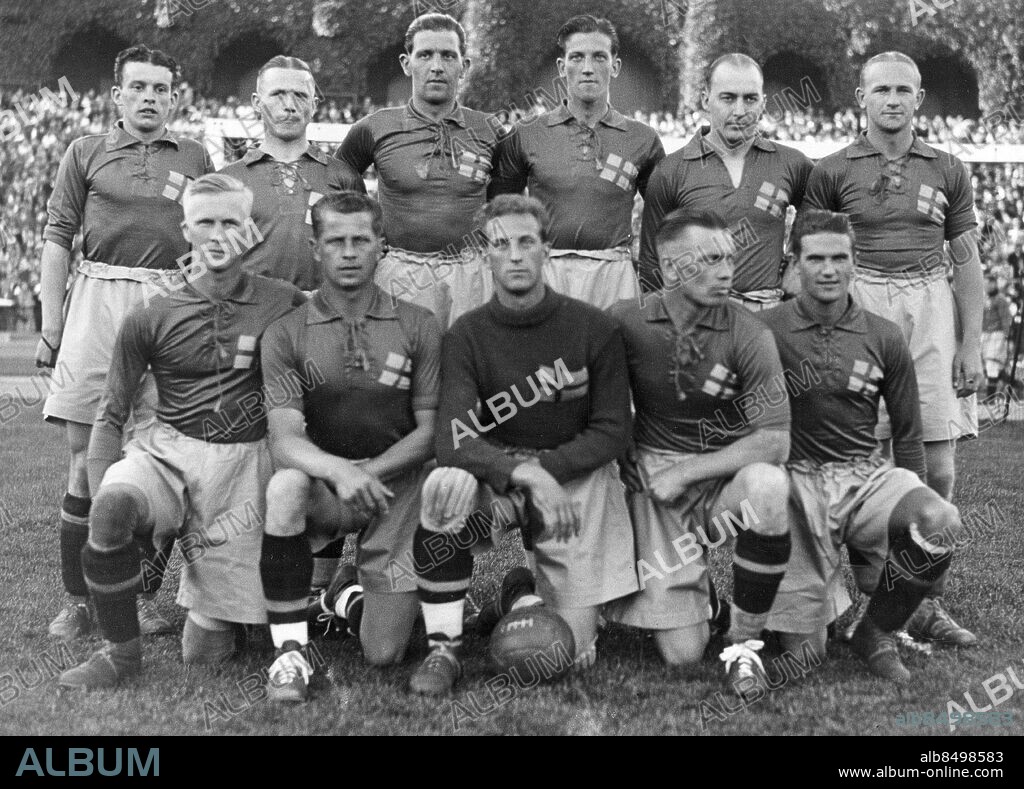 STOCKHOLM 1935-06-30.. Sverige möter Tyskland i en fotbollslandskamp på Stockholms stadion. Här ses det svenska laget. Stående från vänster: Karl-Erik Grahn, Roger Carlsson, Sven Jonasson, Bengt Essman, Erik Persson och Åke Hallman. Knästående från vänster: Fritz Berg, Nils Axelsson, Sven Bergqvist, Sven Andersson och Ernst Andersson.. Foto: AB Text & Bilder / SVT / Kod: 5600. Mapp: Fotbollslandskampen Sverige-Tyskland Stadion 30/6 - 1935 I:8g. Landskamper På rad.