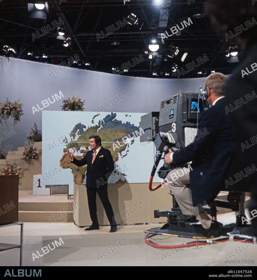 Drei mal Neun, ZDF quiz show, Germany, 1971, in the picture: showmaster Wim Thoelke in front of the ZDF camera. Drei mal Neun, TV quiz show, Germany, 1971, in front of the ZDF camera: showmaster Wim Thoelke.
