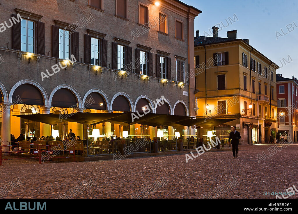 Modena: night view of Piazza Grande (Grande Square) and the bar tables of the restaurant "Caffè Concerto".