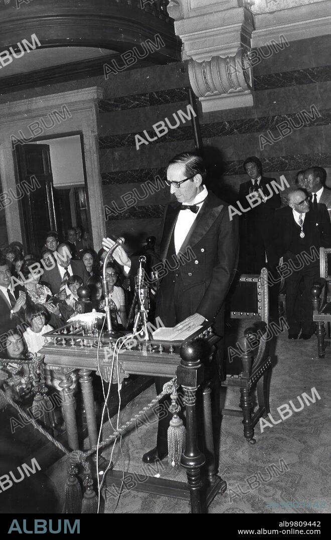 24 mayo 1975. Miguel Delibes toma posesión de su plaza de académico de número de la real academia Española.