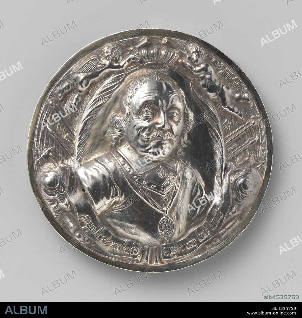 Death of Maarten Harpertsz. Tromp, killed in Katwijk, Silver Medal. Front: man's bust between triumphal palms, ship's flags and military equipment and held under the crown of a ship by two angels with trumpets, with inscription. Reverse: naval battle within the scope, Battle of Scheveningen, Ter Heijde, Monster (South Holland), Maarten Harpertszoon Tromp, Wouter Muller, Amsterdam, 1653, silver (metal), founding, d 7.5 cm × w 61.86 gr.