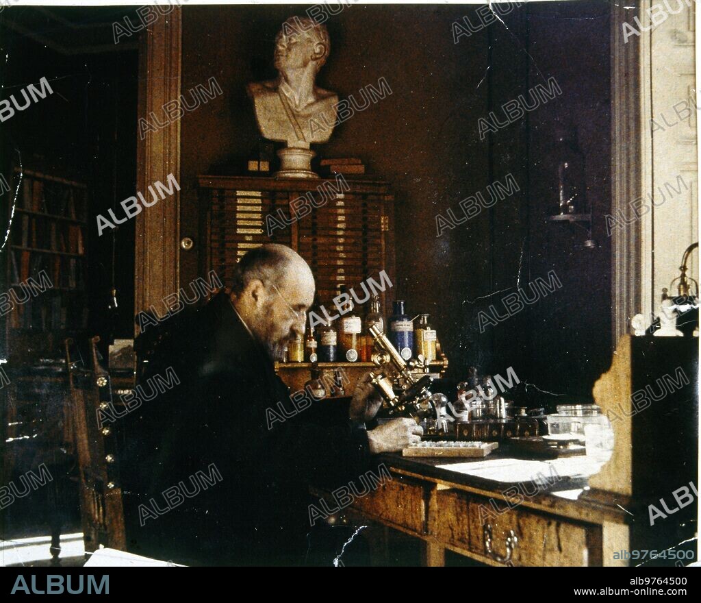 1910. Fotografía de Santiago Ramón y Cajal en su laboratorio. Problamente sea del propio Cajal, gran aficionado a la fotografía y que escribió un libro titulado "La fotografía de los colores"Cajal fue un aficionado avanzado e incluso escribió un libro sobre la fotografía en color.