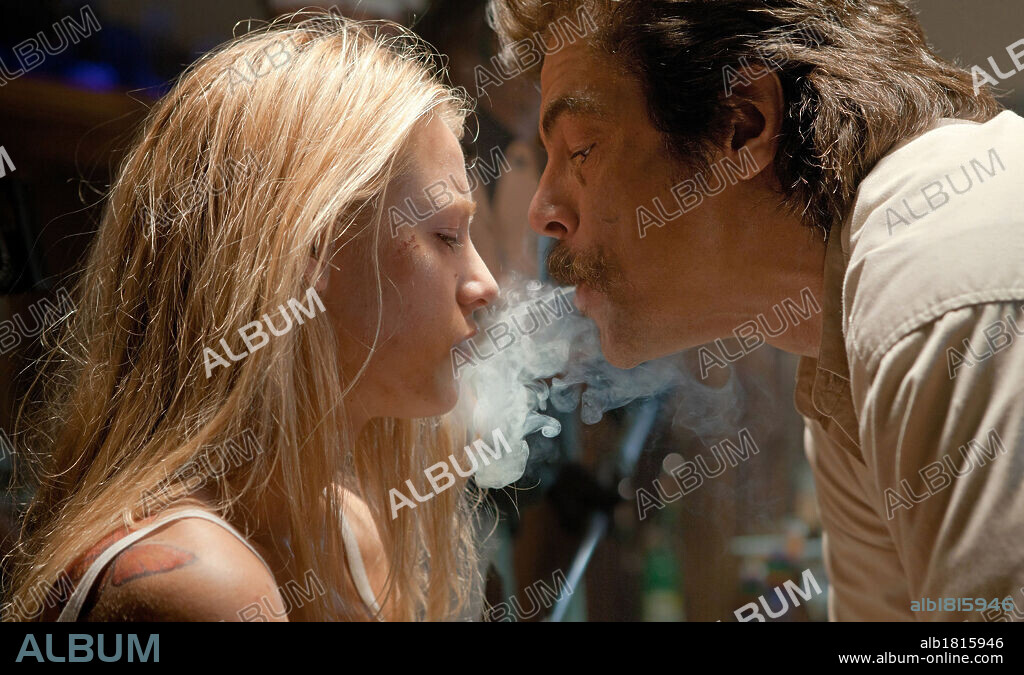 BENICIO DEL TORO y BLAKE LIVELY en SALVAJES, 2012 (SAVAGES), dirigida por OLIVER STONE. Copyright IXTLAN/ONDA / DUHAMEL, FRANÇOIS.