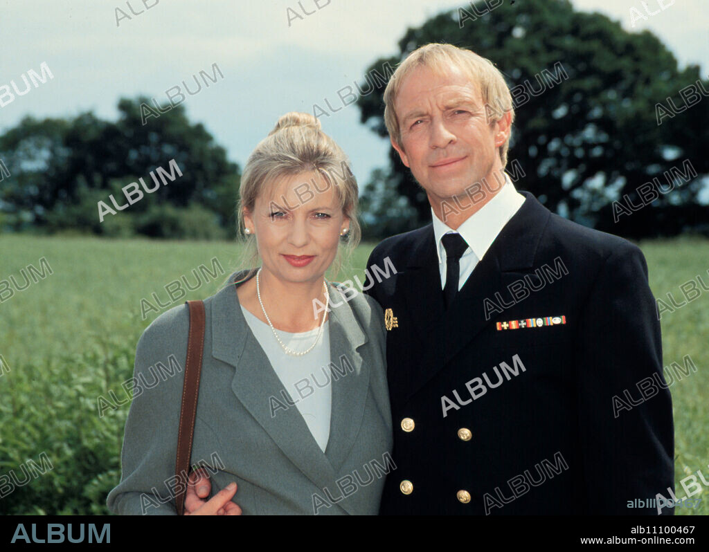 not from bad parents - Wolfgang (URLICH PLEITGEN) is to be introduced to his new position as commander of the Navy. Here with Sybille (SABINE POSTEL). "Mütze Ahoy" / Headline: NOT FROM BAD PARENTS.