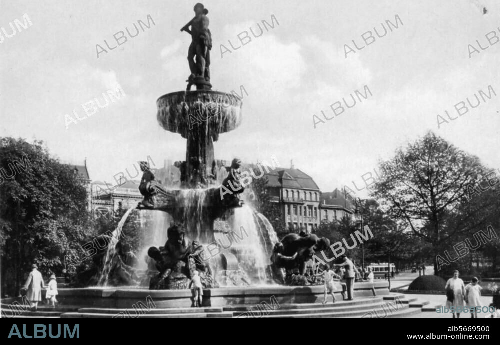 Berlin-Tiergarten, Herkules-Brunnen, Lützow-Platz. (1903; Bildhauer: Otto Lessing). Ansicht. Foto, undat. (um 1928). Aus einer Fotoserie: Berlin und Umgebung.