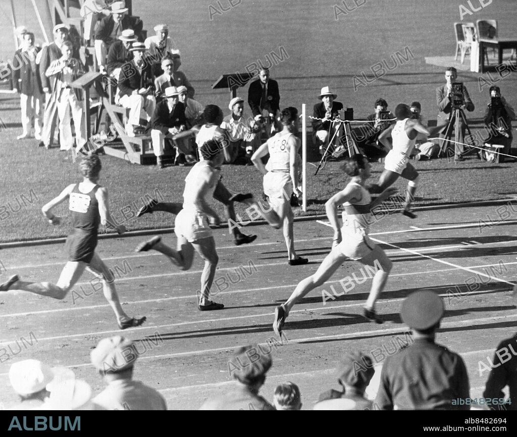 USA LOS ANGELES 1932-08-05.. Eddie Tolan, USA, vinner 200 meters-finalen vid de olympiska sommarspelen 1932 på olympiska rekordtiden 21,2 sek. före George Simpson (USA), tvåa, Ralph Metcalfe (USA), trea, Arthur Jonath (Tyskland), fyra, Carlos Luti (Argentina), femma, och William Walters (Sydafrika), sexa.. Foto: Wide World Photos / AB Text & Bilder / SVT / Kod: 5600. Engelsk originalbildtext.. Mapp: Los Angeles-olympiaden 1932 Löpning: 200, 400 m. (herrar) I.257.f.