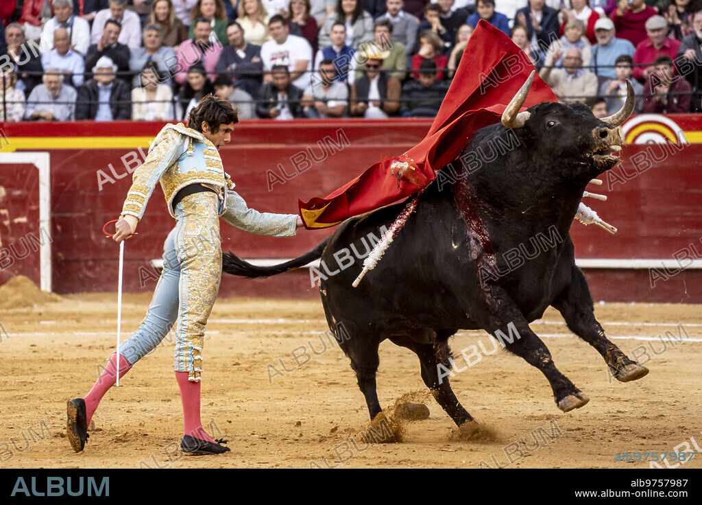 Valencia, 03/18/2019. Fallas Fair. In the image, Sebastián Castella with the fifth bull of the afternoon from which he cut off two ears. Photo: Mikel Ponce ARCHDC.