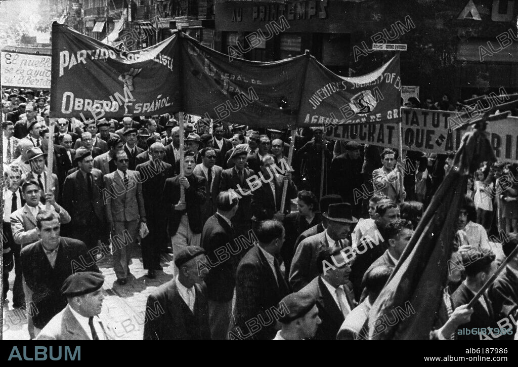 MANIFESTACION EN FRANCIA DE APOYO AL PUEBLO ESPAÑOL- PRIMER PLANO PANCARTA DEL PARTIDO SOCIALISTA OBRERO ESPAÑOL.