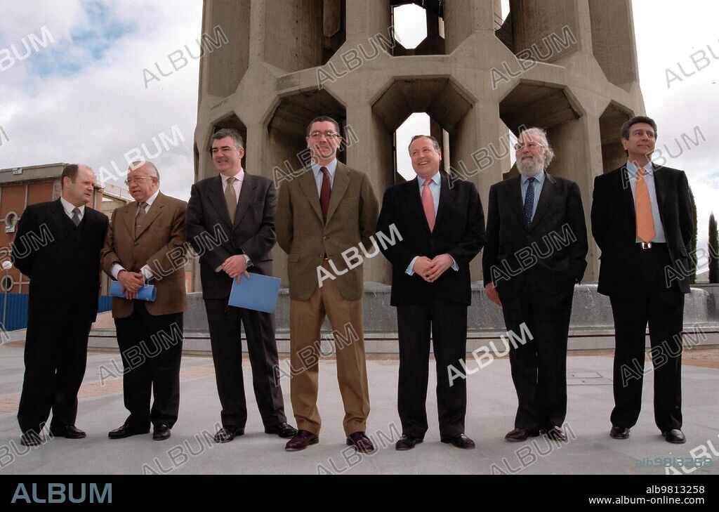 Madrid. 30.3.2001. Gallardon y el alcalde Inauguran un parque en plaza de Castilla. Foto: Julian de Domingo. Archdc.