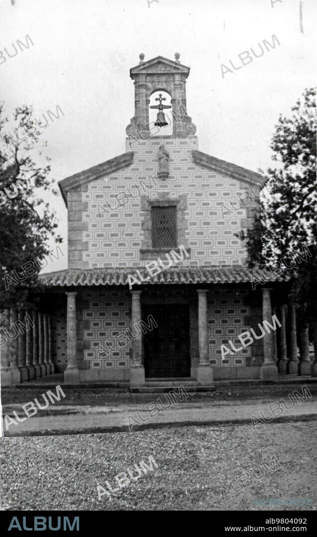 1950. Vista de la ermita Apostol Santiago en el pueblo de mantilla de los Caños (Salamanca).
