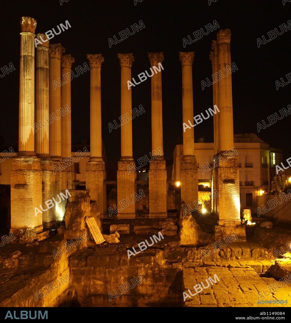 Templo romano, columnas. templo pseudoperíptero, hexástilo y de orden corintio para el culto imperial construido entre el 54 al 96 d.c. Calle Capitulares junto ayuntamiento. Cordoba.