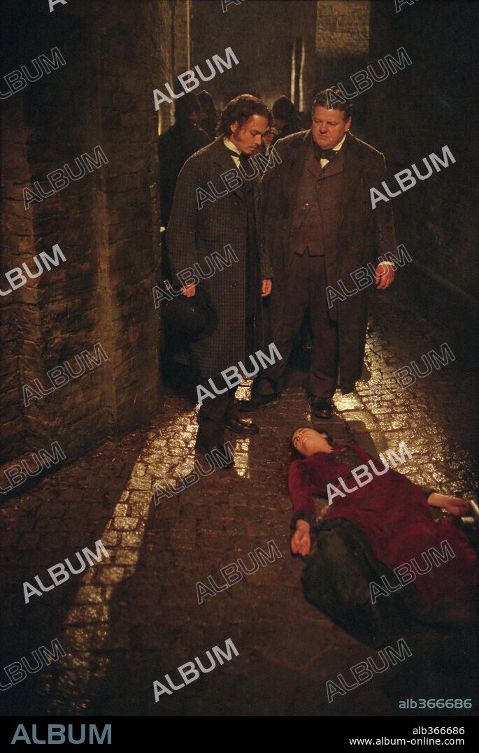 JOHNNY DEPP and ROBBIE COLTRANE in FROM HELL, 2001, directed by ALBERT HUGHES and ALLEN HUGHES. Copyright 20TH CENTURY FOX / VOLLMER, JURGEN.