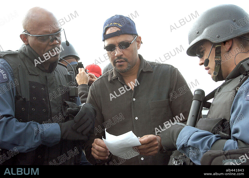 CLARK JOHNSON y SAMUEL L. JACKSON en S. W. A. T. LOS HOMBRES DE HARRELSON, 2003 (S. W. A. T.), dirigida por CLARK JOHNSON. Copyright COLUMBIA PICTURES / MORTON, MERRICK.