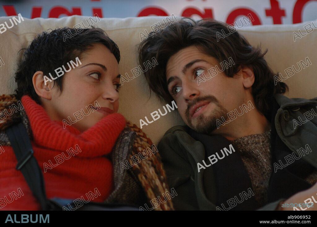 CRISTINA PLAZAS and JUAN DIEGO BOTTO in VETE DE MI, 2006, directed by VICTOR GARCIA LEÓN. Copyright GONAFILM.