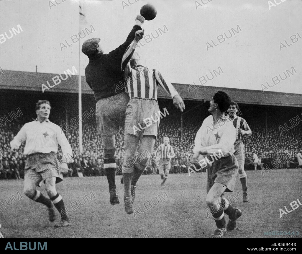 IFK Göteborg - IFK Norrköping 1951. Torsten Lindberg i höjdduell med Lars Jangblad, Till höger Julle Gustafsson och Reino Börjesson. Tillv vänster Åke 'Bajdoff' Johansson.. *** Local Caption *** . KAMERAREPORTAGE.