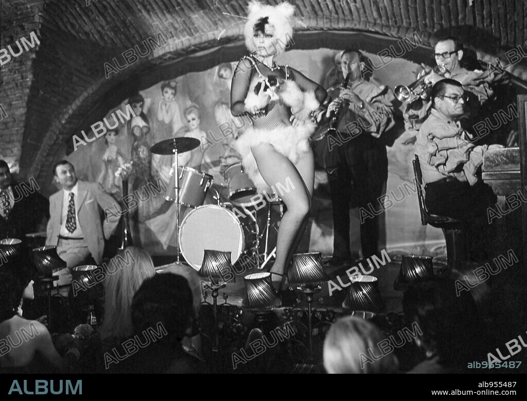 CARMEN SEVILLA en UNA MUJER DE CABARET, 1974, dirigida por PEDRO LAZAGA.