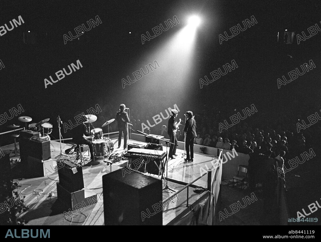ARKIV 1964-07-28. Den brittiska popgruppen The Beatles med fr. v. Ringo Starr, John Lennon, George Harrison och Paul McCartney uppträder på Johanneshovs Isstadion i Stockholm 28:e juli 1964.. Foto: Jacob Forsell / XP / TT / Kod: 14. **AFTONBLADET OUT**.