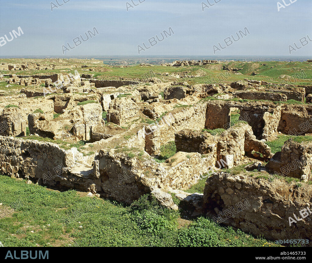 ARTE ROMANO. SIRIA. DURA EUROPOS (TELL SALHIVE). Ciudad que nació hacia el año 290 a. C. para defender la ruta entre Apamea y Seleucia, plazas fuertes del reino seléucida. En el 164 d. C. fue conquistada por los romanos. Vista del TEMPLO DE ATARGATIS. Sus origenes se remontan al período seleúcida y pardo.