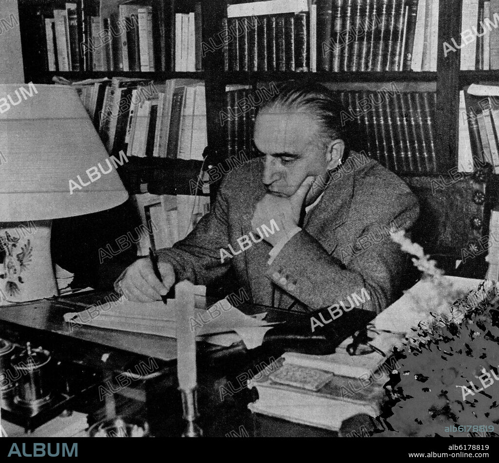 RETRATO DEL DOCTOR GREGORIO MARAÑON EN SU BIBLIOTECA.